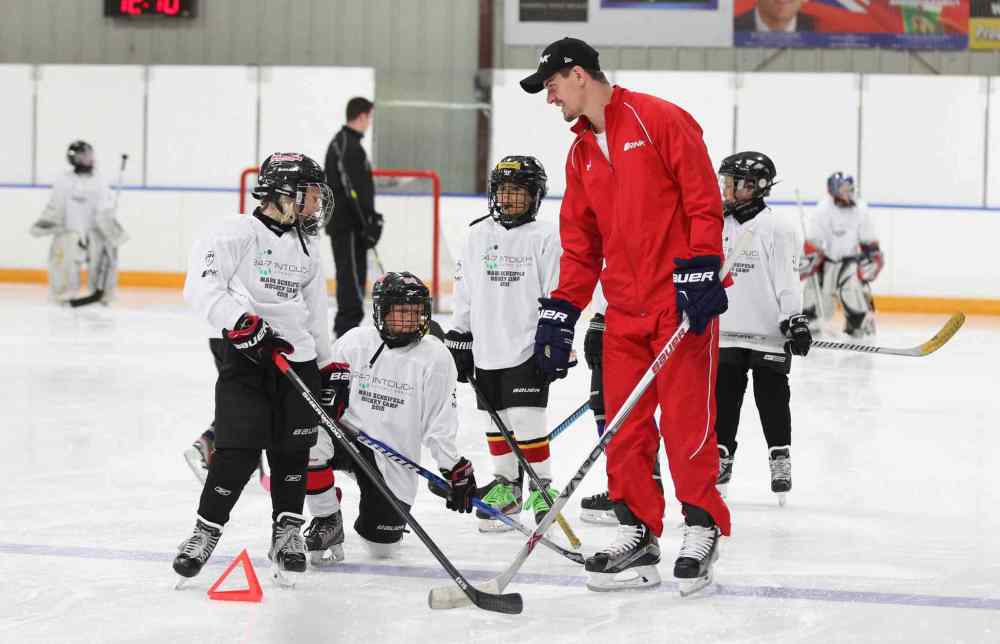 Ruth Bonneville / Winnipeg Free Press
Winnipeg Jets hockey star player Mark Scheifele works with young hockey players on the ice in a hockey camp at Gateway Recreation Centre Saturday in support of KidSport Winnipeg.