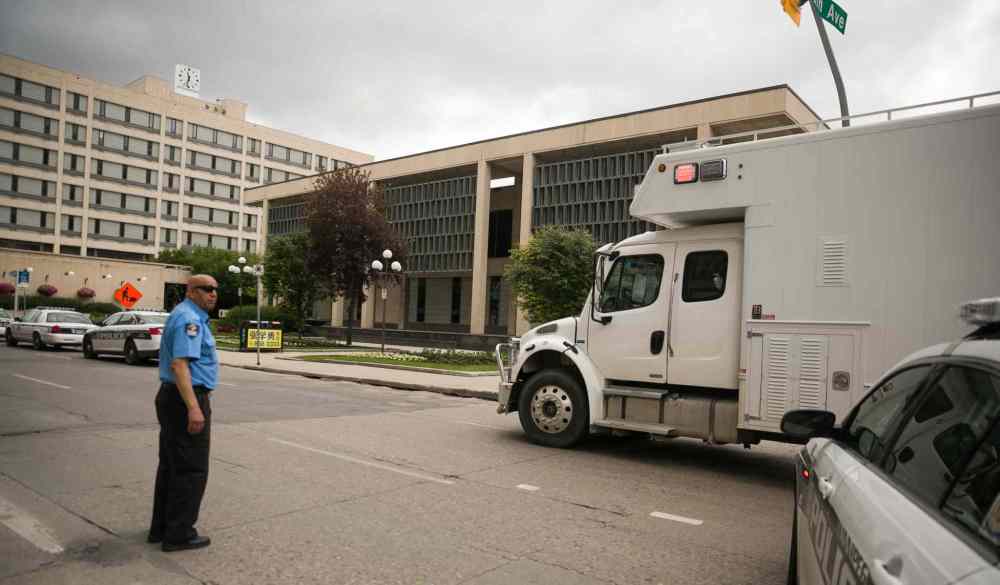 MELISSA TAIT / WINNIPEG FREE PRESS
Winnipeg police block off King Street and City Hall after a call for a suspicious package. The bomb squad reported the packages were safe.