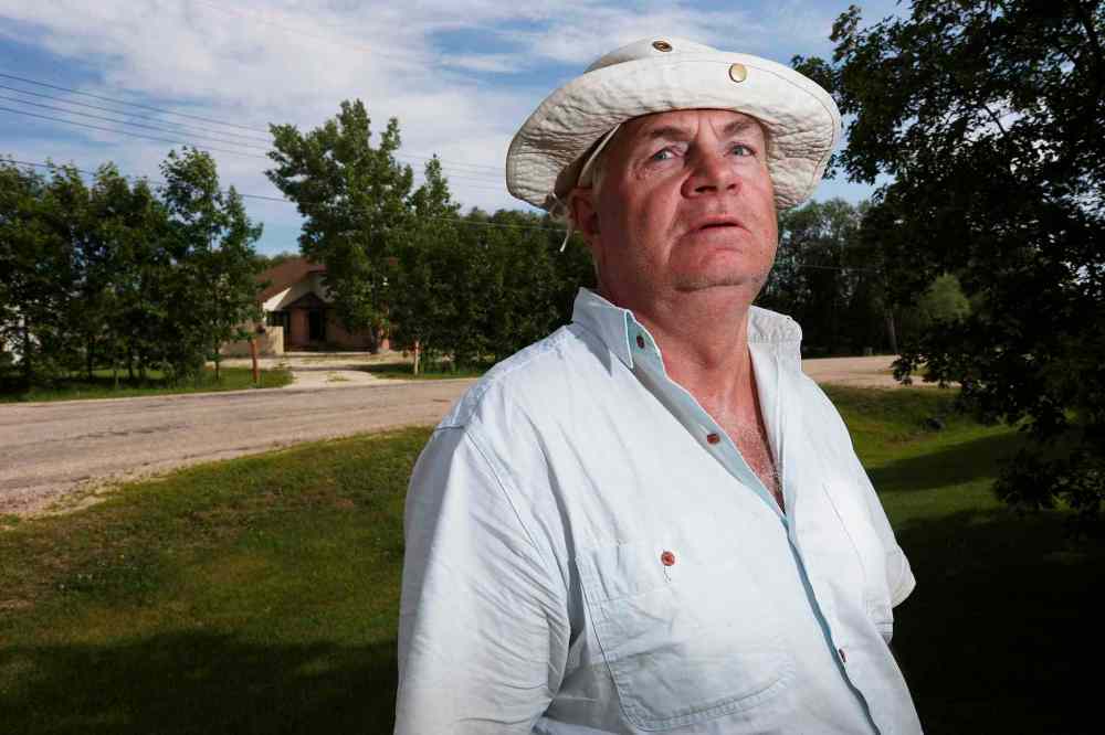 JOHN WOODS / WINNIPEG FREE PRESS
Neighbour Dave Kane, standing a short distance from Iris Amsel's home, heard the explosion from a bomb that had been placed in her mailbox in 2013.