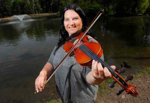 BORIS MINKEVICH/WINNIPEG FREE PRESS 
Patti Kusturok entertained onlookers with a fiddle tune, her 190th of the year, at St. Vital Park duck pond.