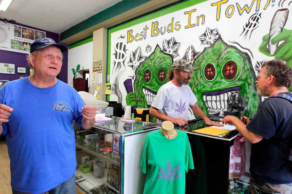 BORIS MINKEVICH/WINNIPEG FREE PRESS FILES
Glenn Price, (right), the owner of Winnipeg's only medical marijuana dispensary was arrested Tuesday. BORIS MINKEVICH/WINNIPEG FREE PRESS FILES