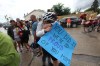 Ruth Bonneville / Winnipeg Free Press
Risa Olekshy gets a grand welcoming from her daughter Tasha after cycling with 48 others from Niagara Falls 1,000 miles home to Winnipeg over a two-week period all to raise money for a new home, built by Habitat for Humanity.