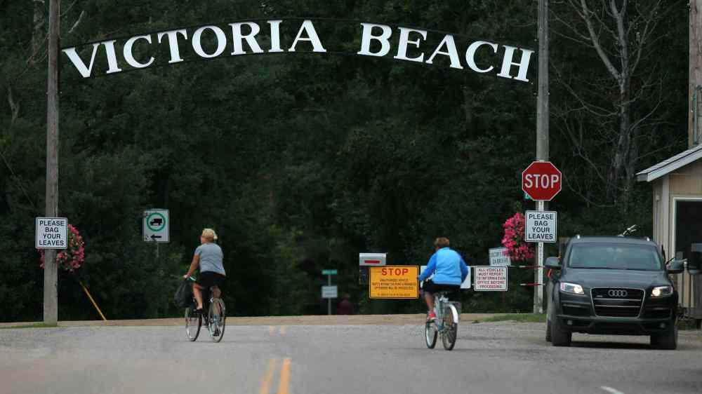 Vehicle access to cottages and beach area is blocked during the summer months. (Phil Hossack / Winnipeg Free Press)