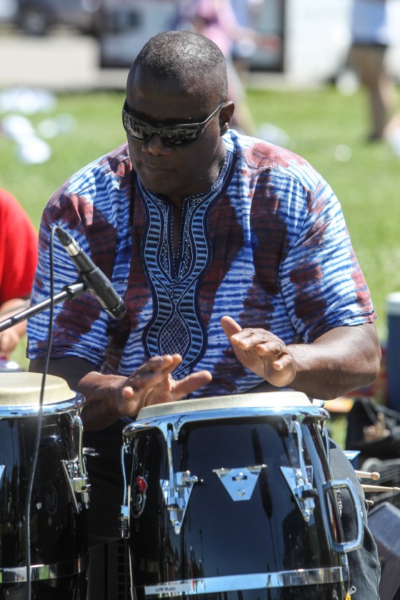 MIKE DEAL / WINNIPEG FREE PRESSSteve Kirby performs for kids at the Sinclair Park Community Centre in 2015 as part of the Jazz on Wheels program.