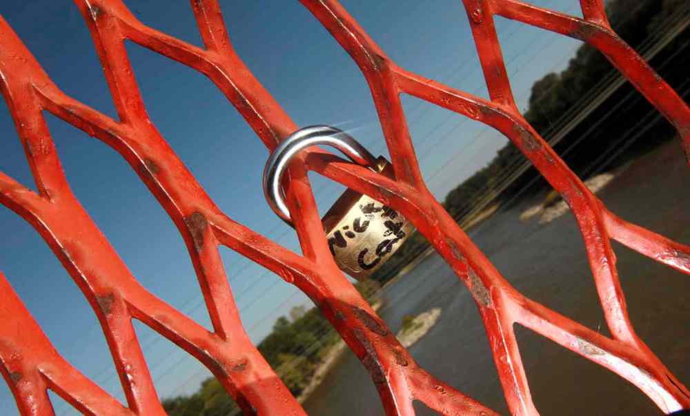 PHIL HOSSACK / WINNIPEG FREE PRESS
A lone love lock has appeared on the railway pedestrian bridge spanning the Assiniboine River between the Omand's Creek Greenway and Wellington Crescent. The city recently removed many more.