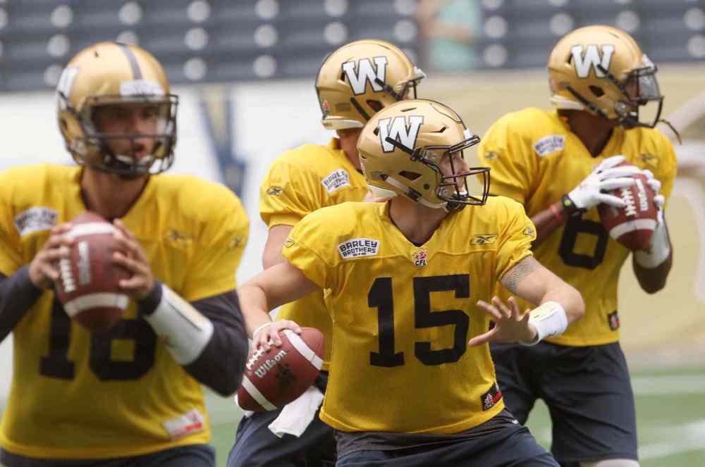 JOE BRYKSA / WINNIPEG FREE PRESS files
Dominique Davis, pictured way in the back to the left wearing #6, may be the starting QB for the Blue Bombers on Friday. Wait, who? He's the Bombers' No. 3 man, but has yet to pass a ball since he came to Winnipeg in July.
