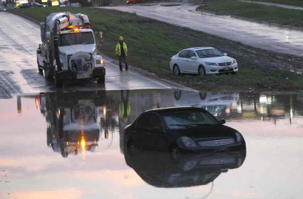 JOE BRYKSA / WINNIPEG FREE PRESS
City crews try to figure out how to drain the Keewatin underpass after it filled with water from Friday's storm.