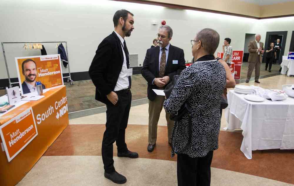 MIKE DEAL / WINNIPEG FREE PRESS
Winnipeg South Centre NDP candidate, Matt Henderson (left), talks to members of the Winnipeg Chamber of Commerce at a Chamber organized event that invited businesses to speed date with federal candidates at the Caboto Centre on Wilkes Avenue Wednesday morning.