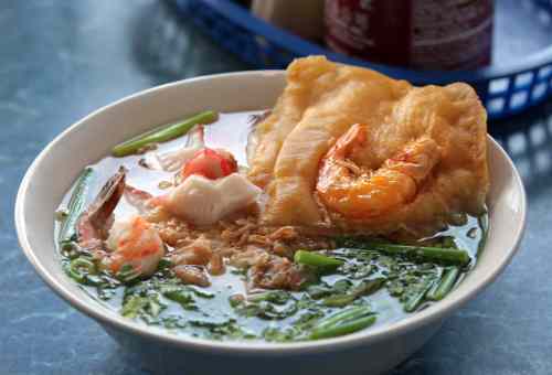 PHIL HOSSACK / WINNIPEG FREE PRESS
Pnom Penh soup with crepe and shrimp at Nhu Quinh Vietnamese Restaurant