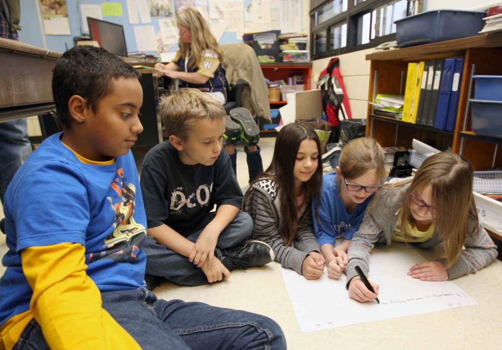 JOE BRYKSA / WINNIPEG FREE PRESS
Teacher Nissa Chmilowsky of Darwin School uses the new 103rd Grey Cup innovative teacher tool to students. Left to right: Jordan Nelson, Tristan Turner, Tiana Normand, Erin Tormey and Madi Hope.