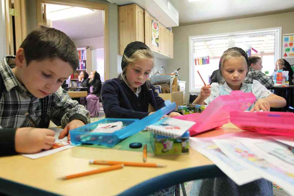 Ruth Bonneville / Winnipeg Free Press
Students of all ages do their separate work in a kindergarten to Grade 8 class at Emerald Hutterite Colony near Gladstone.