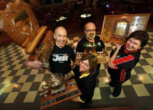 Phil Hossack / Winnipeg Free Press
Left to right Mike Jacoby, Mike Collins, Wendy Popkes and Cynthia Chudyk-Collins (front) hoist the hardware at the John Osborne ANAF Legion Wednesday night.