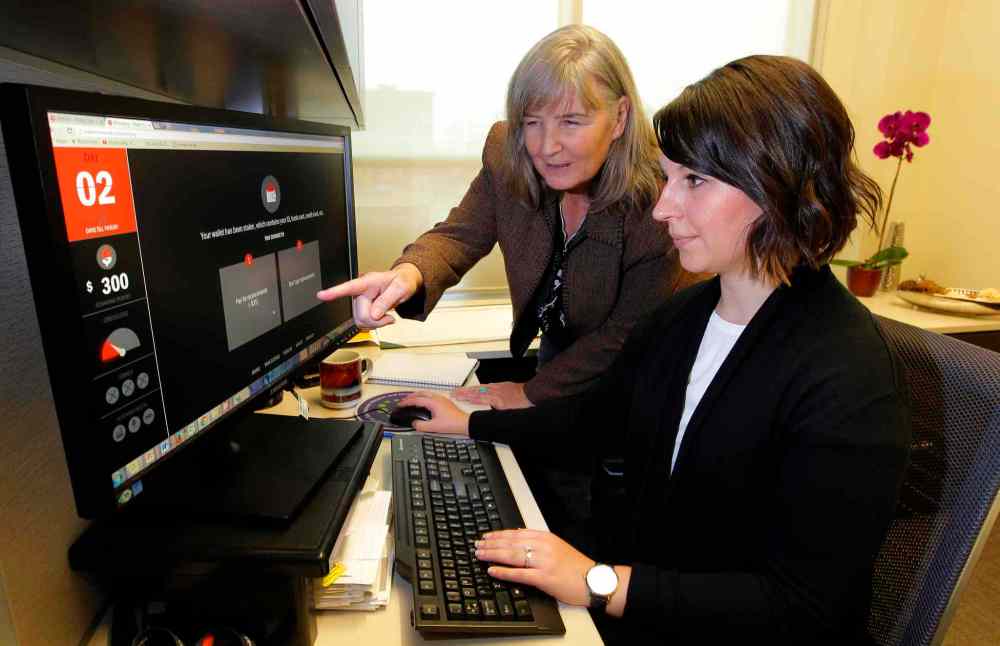BORIS MINKEVICH / WINNIPEG FREE PRESS
The United Way is rolling out a poverty simulator called Make The Month. Mary Van Eerd-Cook shows Free Press columnist Jen Zoratti how the website works at the United Way office on Main Street.