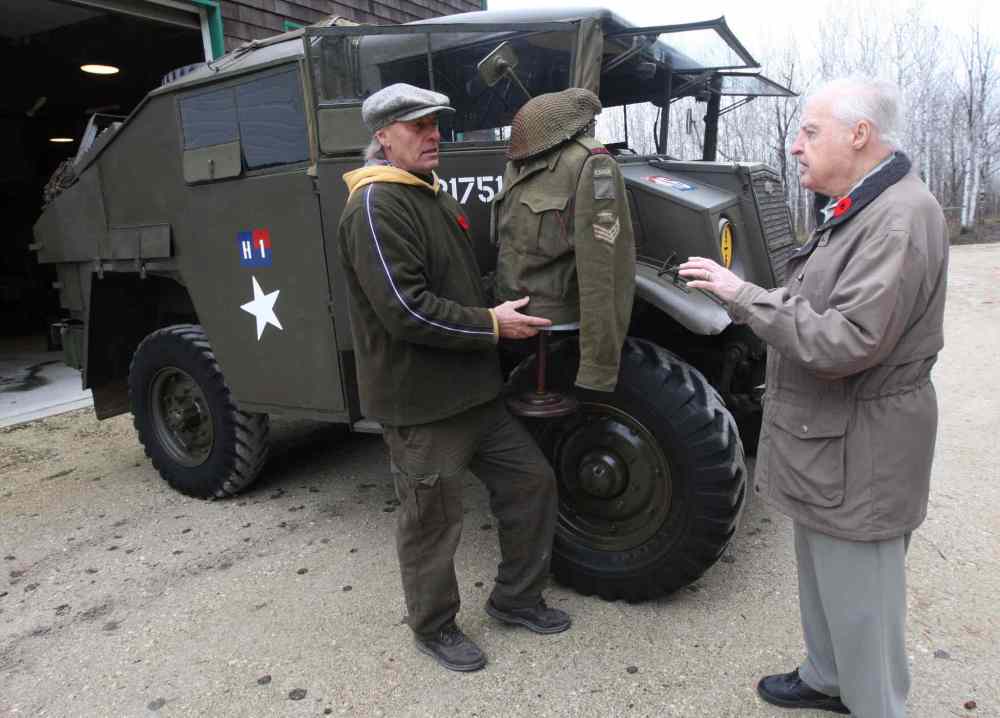 JOE BRYKSA / WINNIPEG FREE PRESS
Veteran Stan Butterworth, 91, right, visits Rob Fast to see his restored 1943 Field Artillery tractor in his yard in Steinbach.