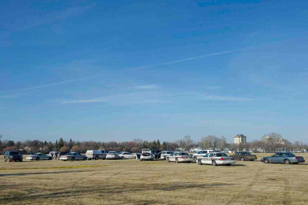 David Lipnowski / Winnipeg Free Press
Police cars remain on the scene as officers collect evidence.