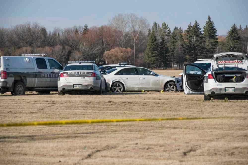 DAVID LIPNOWSKI / WINNIPEG FREE PRESS
The scene of Friday's fatal police shooting at the corner of Grant Avenue and Kenaston Boulevard.