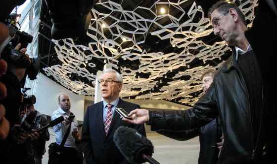 MIKE DEAL / WINNIPEG FREE PRESSPremier Greg Selinger (centre) and Klaus Lahr, president and CEO of the Winnipeg Convention Centre, during a tour of the new sections of the Convention Centre Thursday morning.