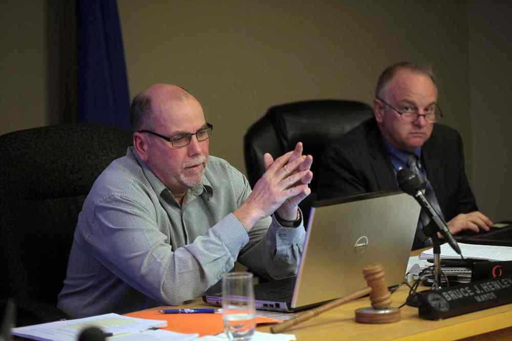 Phil Hossack / Winnipeg Free Press
West St Paul Mayor Bruce Henley (left) and CAO Brent Olynyk sit in council chambers Thursday night before accepting an report on conflict to interest by former councillor Dan Garcea.