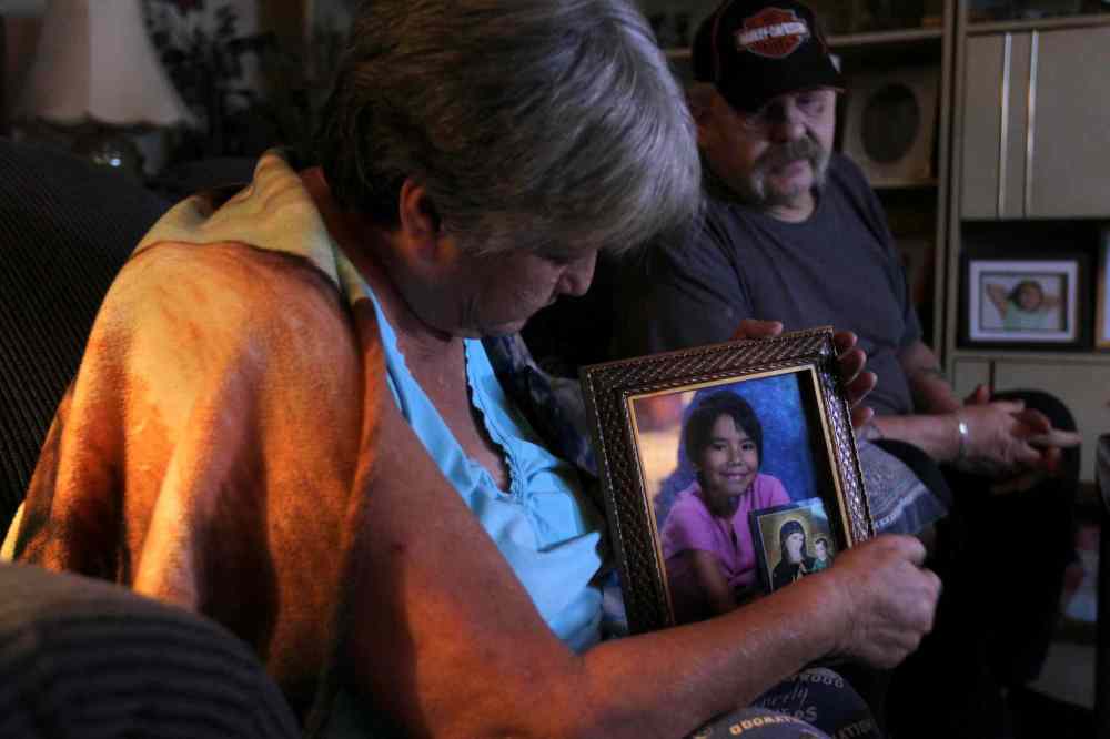 Ruth Bonneville / Winnipeg Free Press
Tina Fontaine's great-aunt Thelma Favel holds back tears while holding a picture of Tina at her home in Sagkeeng First Nation on the afternoon of hearing the news of the police finding her suspected killer Friday.