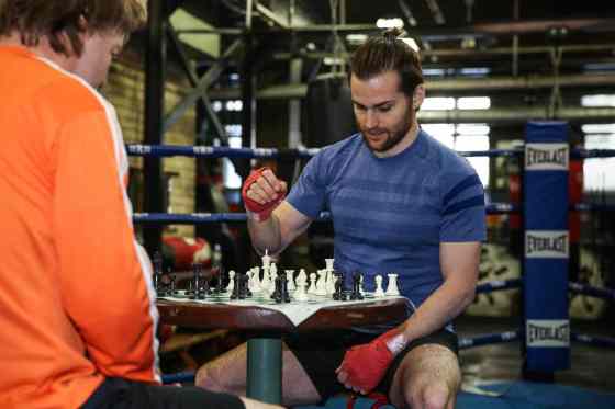 Mike Deal / Winnipeg Free PressA chess boxing match involves about five rounds of boxing and in between, you sit on your stool in the middle of the ring and play chess. You lose if you either get knocked out or your king gets taken.