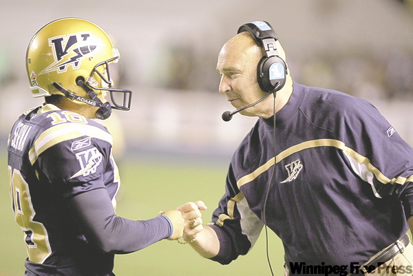 TREVOR HAGAN / WINNIPEG FREE PRESS
After booting a field goal, Alex Serna gets a congratulatory fist bump from head coach Mike Kelly.