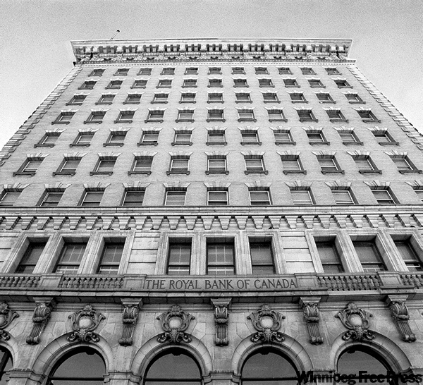 JEFF DE BOOY / WINNIPEG FREE PRESS archives
Three restaurants are slated to open in the Union Bank Tower building in late 2011.
