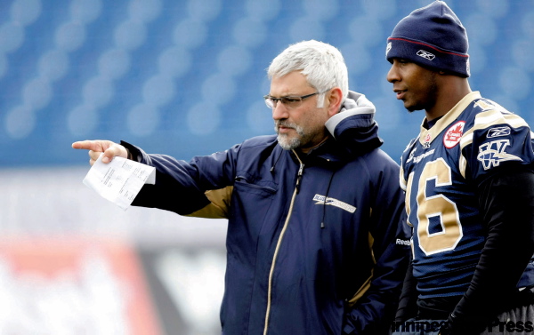 TREVOR HAGAN / WINNIPEG FREE PRESS
Manny Matsakis chats and QB Michael Bishop have a close working relationship.