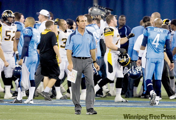 DARREN CALABRESE / THE CANADIAN PRESS ARCHIVES
Toronto Argonauts head coach Bart Andrus, centre, leaves the field following the Argos’ loss to the Tiger-Cats in Toronto last Friday. His grief just keeps growing.