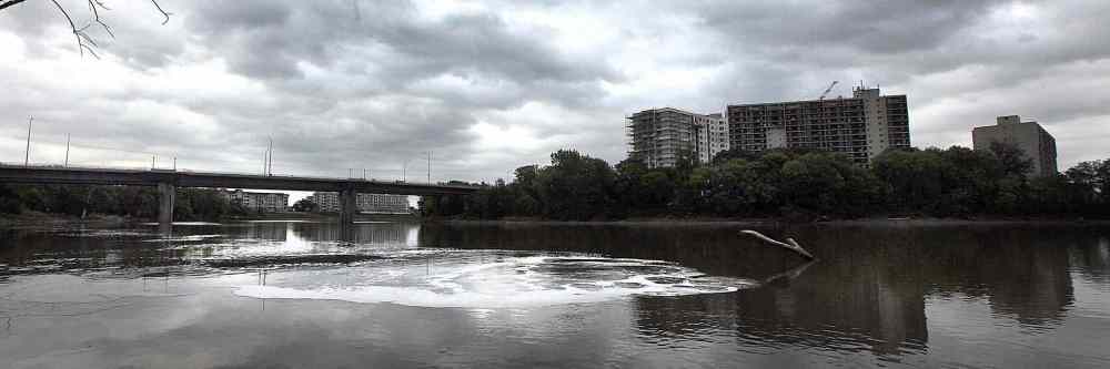 PHIL HOSSACK / WINNIPEG FREE PRESS FILES
Treated (and sometimes untreated) sewage bubbles up from underneath the surface of the red river just south of the Chief Peguis bridge.
