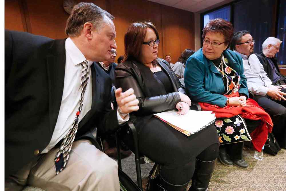 John Woods / Winnipeg Free Press
Assiniboia Downs CEO Darren Dunn (L) and Michelle Richard (C) speak with Chief Cindy Spence of Peguis First Nation at a hearing of the Assiniboia Community Committee for an urban reserve at the downs at City Hall Tuesday.