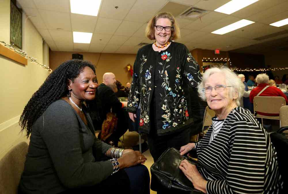 TREVOR HAGAN / WINNIPEG FREE PRESS
Rev. Lorna Howell, Rev. Cathy Campbell and her mother, Mary Campbell, visit at WestEnd Commons during Cathy's retirement dinner Jan. 16.