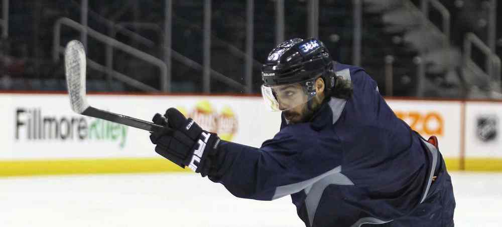 Mike Deal / Winnipeg Free Press
‘That’s how I was brought up: you’ve got to work to earn your salary.
That’s how I was brought up in this game, too’
— Jets forward Mathieu Perreault