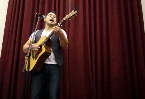 Tim Smith / Brandon Sun files
Don Amero performs during the Let's Beat the Winter Blues event in the Elephant Room at Brandon University last month.