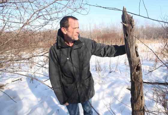 JOE BRYKSA / WINNIPEG FREE PRESSCal Dueck, a member of the Parker Wetlands Conservation committee, walks through the Parker Land forest.