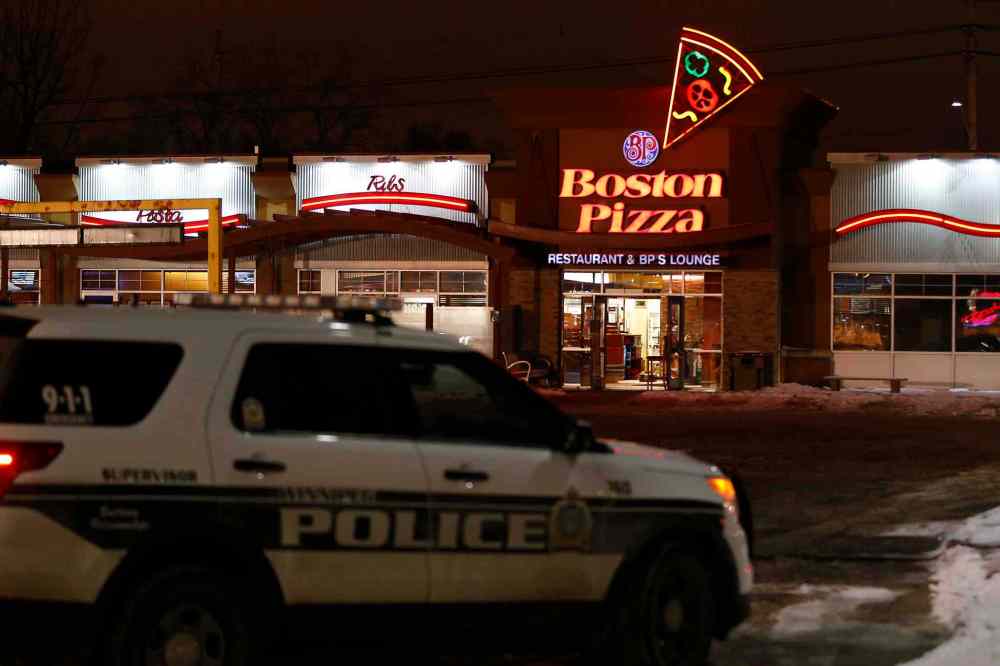 John Woods / Winnipeg Free Press
Police were called to the Boston Pizza on McPhillips for a robbery and a suspected package was found at the scene Monday.
