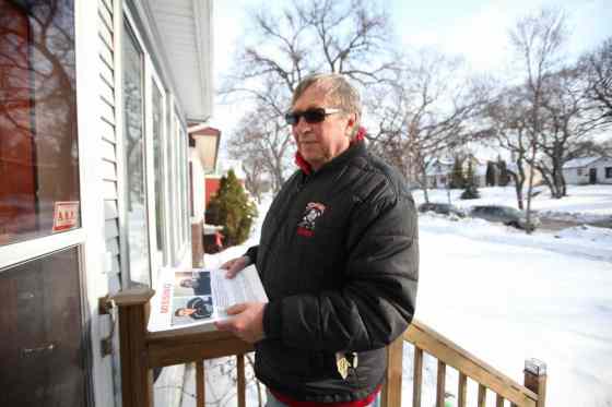 Ruth Bonneville / Winnipeg Free PressFather and grandfather, Ray Smylski, volunteers to drop off flyers containing information on missing teen, Cooper Nemeth, along Enfield Cresent Thursday afternoon.