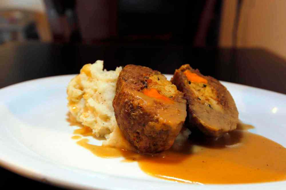 BORIS MINKEVICH / WINNIPEG FREE PRESS
Marion Street Eatery owner/chef Melissa Hryb makes a stuffed meatloaf from her mother's recipe.