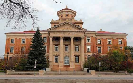 BORIS MINKEVICH / WINNIPEG FREE PRESSUniversity of Manitoba campus general file photos. Generic photo of administration building in the middle of the campus. Oct. 20, 2016