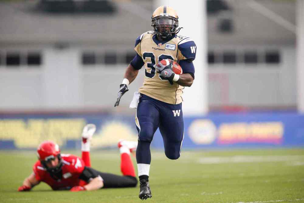 Jeff McIntosh / The Canadian Press
Winnipeg Blue Bombers' Will Ford returns a kick as Calgary Stampeders' Eric Fraser watches him get away during the first half of Saturday's game.