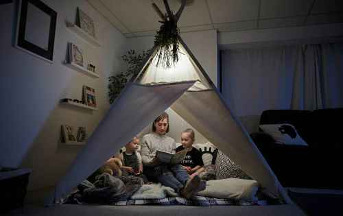 MIKE DEAL / WINNIPEG FREE PRESS
Jennifer Robins enjoys quiet reading time with her children, Emily and Isabelle, in a lavvu. Robins produces the Scandinavian-style tents.