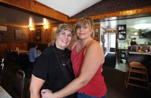 RUTH BONNEVILLE / WINNIPEG FREE PRESS
Tracy Konopada and her daughter Kristi are celebrating Luda's 30th anniversary this year.