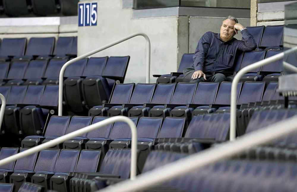 TREVOR HAGAN / WINNIPEG FREE PRESS FILES
Winnipeg Jets' GM Kevin Cheveldayoff looks on at practice this morning at Bell MTS Place at the beginning of the 2017-18 season.