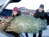 TREVOR HAGAN / WINNIPEG FREE PRESS
Shelley Gallagher and Paul Fast load up a Christmas tree at River Heights Community Centre.