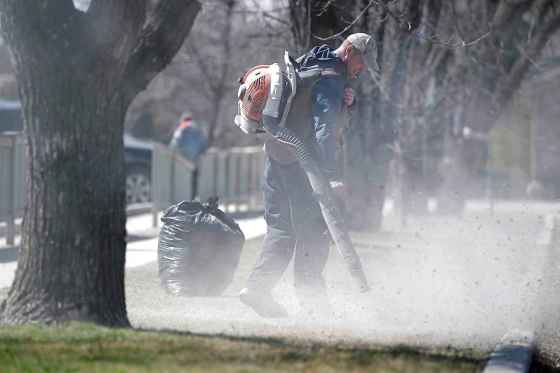 RUTH BONNEVILLE / WINNIPEG FREE PRESSDry weather intensifies the dust as crews clean up debris and leaves along Willow Ave. Monday afternoon.Standup for dry weather. April 30, 2018