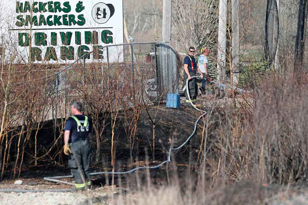 JOHN WOODS / WINNIPEG FREE PRESS
Firefighters and police were on scene on Wilkes to fight a brush fire Sunday.