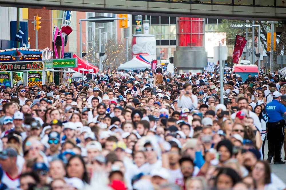 MIKAELA MACKENZIE / WINNIPEG FREE PRESS
The crowd at the whiteout street party just before the game starts in Winnipeg on Monday, May 7, 2018.