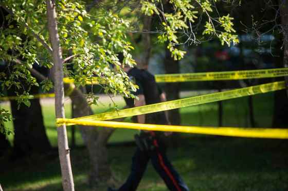 MIKAELA MACKENZIE / WINNIPEG FREE PRESSThe police homicide unit investigates an incident at 625 Buckingham Road in Winnipeg on Tuesday, May 22, 2018. Two bodies were found at the home on Monday night.Mikaela MacKenzie / Winnipeg Free Press 2018.