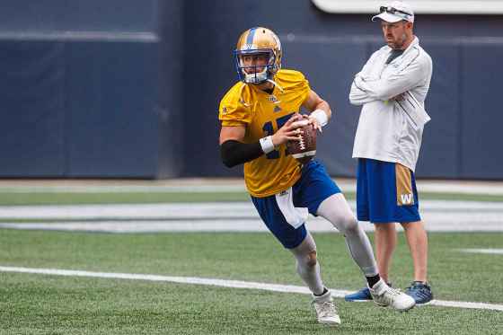 MIKE DEAL / WINNIPEG FREE PRESSWinnipeg Blue Bombers QB Chris Streveler (17) during practice at Investors Group Field Monday morning.