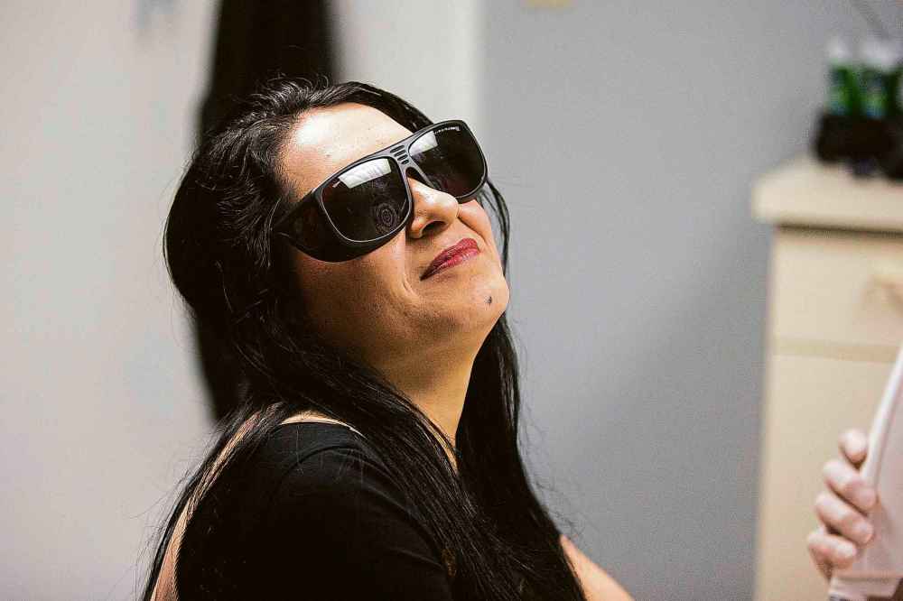 MIKAELA MACKENZIE / WINNIPEG FREE PRESS
Yazidi refugee Faeza Mejo at her first session to start the removal of her ISIS tattoo with laser specialist Chris Woywada at Bionic Tattoo Removal in Winnipeg on Wednesday.
