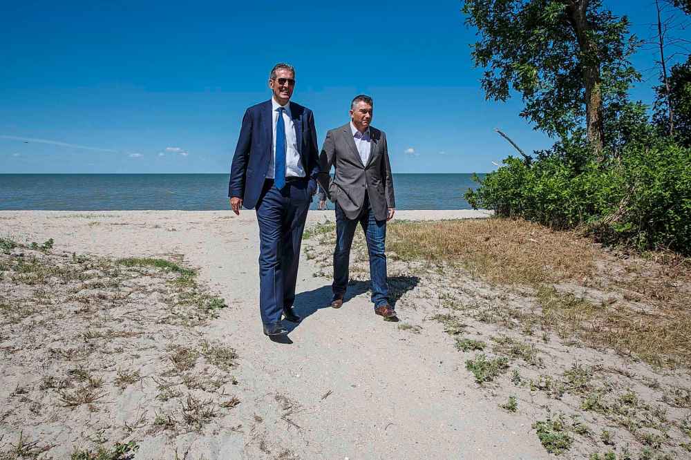Premier Brian Pallister and Jim Carr, Federal Minister of Natural Resources Canada, announced a $540 million infrastructure project for flood management of the Lake Manitoba and Lake St. Martin outlet channels at an event at Parc Gros Arbre, off Allard Road close to St. Laurent, Manitoba, in June of 2018. (Mike Deal / Winnipeg Free Press files)